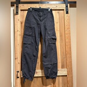 Women’s American eagle cargo pants size 4. Great condition.